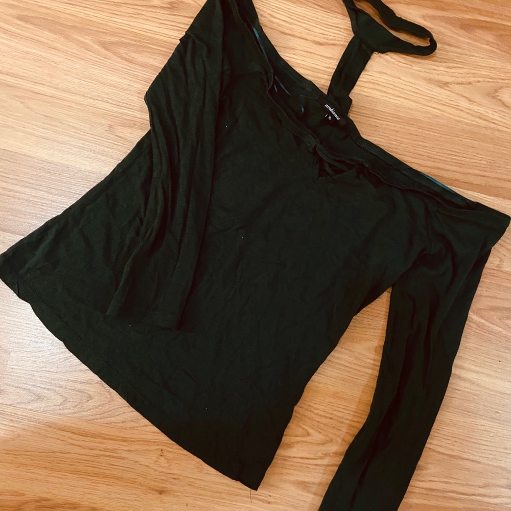 Women’s collar / off shoulder crop top